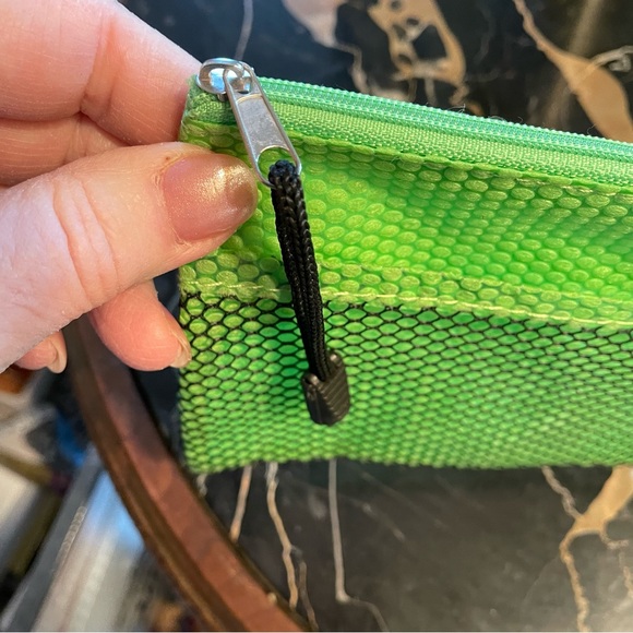 3 Multi-use Zippered Pouches Red Sporty Bag Green Vented Bag & White Classy Bag - Picture 9 of 14